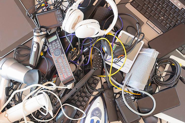 從俯視圖看電子廢棄物的價值重構 舊電腦、平板與手機的破損技術咨詢指南